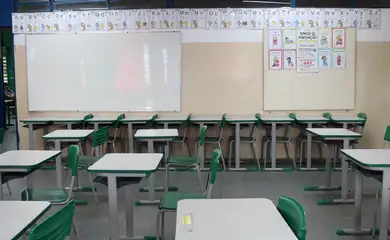 Sala de aula vazia da Escola Estadual Terezine Arantes Ferraz Bibliotecaria, no Parque Casa de Pedra, zona norte da capital.