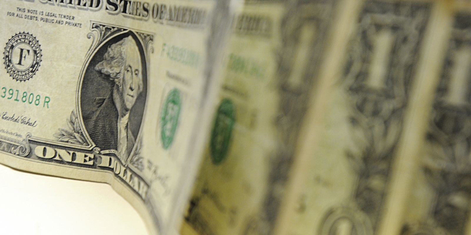 Dólar aproxima-se de R$ 5,40 com temor de recessão global