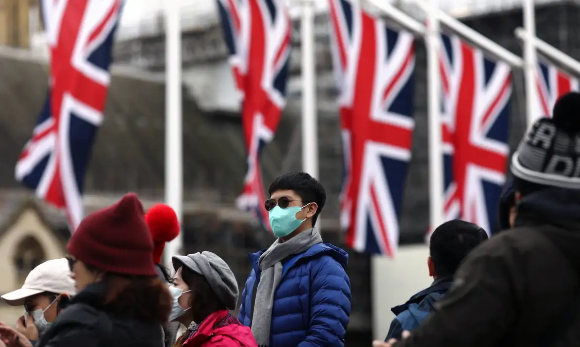 Pessoas que usam máscaras são retratadas na Praça do Parlamento, no dia do Brexit, em Londres, Inglaterra, em 31 de janeiro de 2020. REUTERS / Simon Dawson