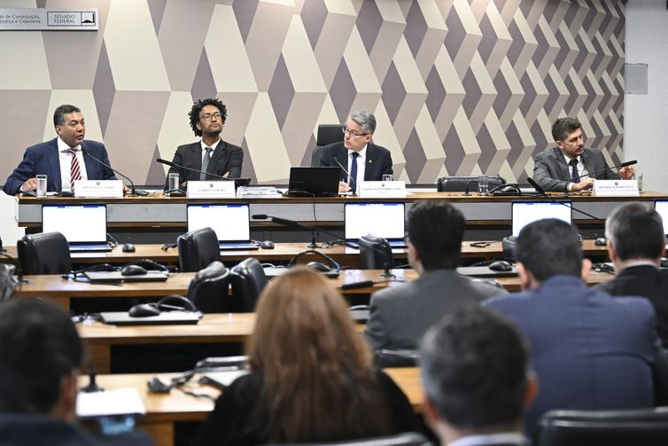 Comissão de Constituição, Justiça e Cidadania (CCJ) promove audiência pública interativa destinada a instruir o Projeto de Lei 5.582/2025, que estabelece o marco legal do combate ao crime organizado, definindo novas regras penais e processuais para enfrentar estruturas criminosas complexas, e atualiza dispositivos do Código Penal, da Lei de Execução Penal e de normas especiais que tratam de organizações criminosas.Mesa:
conselheiro nacional de Política Criminal e Penitenciária (CNPCP), Bruno Dias Candido;
diretor-adjunto da Conectas Direitos Humanos, Gabriel Sampaio;
relator do REQ 56/2025-CCJ, senador Alessandro Vieira (MDB-SE);
secretário executivo do Banco Central do Brasil, Rogerio Antonio Lucca.Foto: Edilson Rodrigues/Agência Senado