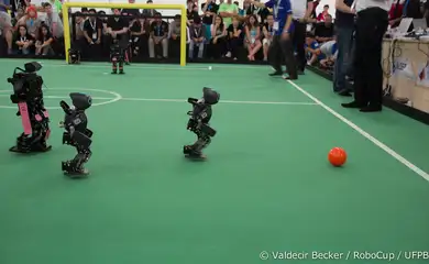 Robôs disputam partida de futebol na RoboCup 2014