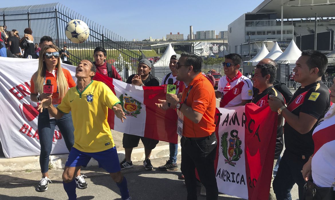 Torcedores chegam à Arena Corinthians para o jogo entre Brasil e Peru