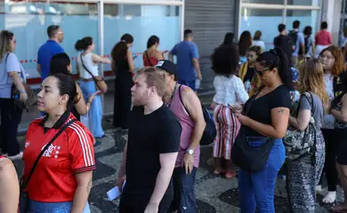 Rio de Janeiro (RJ), 05/10/2025 – Candidatos chegam ao local de prova do Concurso Nacional Unificado (CNU), no centro do Rio de Janeiro. Foto: Tomaz Silva/Agência Brasil
