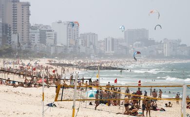 Cariocas aproveitam manhã sábado com  calor para se refrescar na praia do Leblon