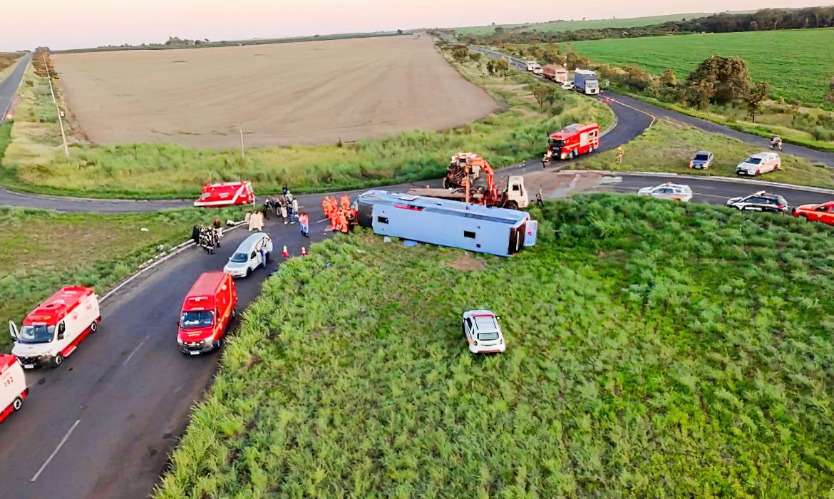 Brasília (DF) 08/04/2025 - Acidente de ônibus deixa ao menos 10 mortos em MG. Foto: Corpo de Bombeiros de Minas Gerais/Divulgação