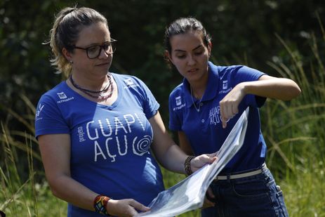 Cachoeiras de Macacu (RJ) 25/11/2024 - A bióloga Tatiana Horta com a comunicadora Vitória Lima, do Projeto Guapiaçu, na área de reflorestamento da Fazenda Vital Brazil, para restauração da Mata Atlântica. Foto: Fernando Frazão/Agência Brasil
