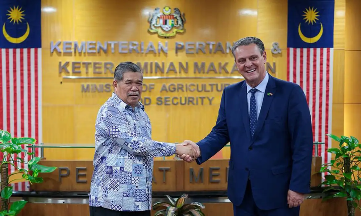 MAP/Divulgação Malásia, 24/10/2025 - O ministro da Agricultura e Pecuária, Carlos Fávaro, reune-se com o ministro da Agricultura e Segurança Alimentar da Malásia, Mohamad Sabu. O encontro resultou na retomada do comércio de carne de frango brasileira com o país asiático e na abertura de seis novos mercados para produtos agropecuários do Brasil. Foto: MAP/Divulgação