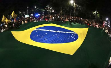 São Paulo (SP), 10/07/2025 - Protesto à atuação do Congresso Nacional na justiça tributária com a taxação dos super ricos, fim da escala 6×1 e a isenção de Imposto de Renda para quem ganha até R$ 5 mil, realizado em frente ao MASP. Foto: Paulo Pinto/Agência Brasil