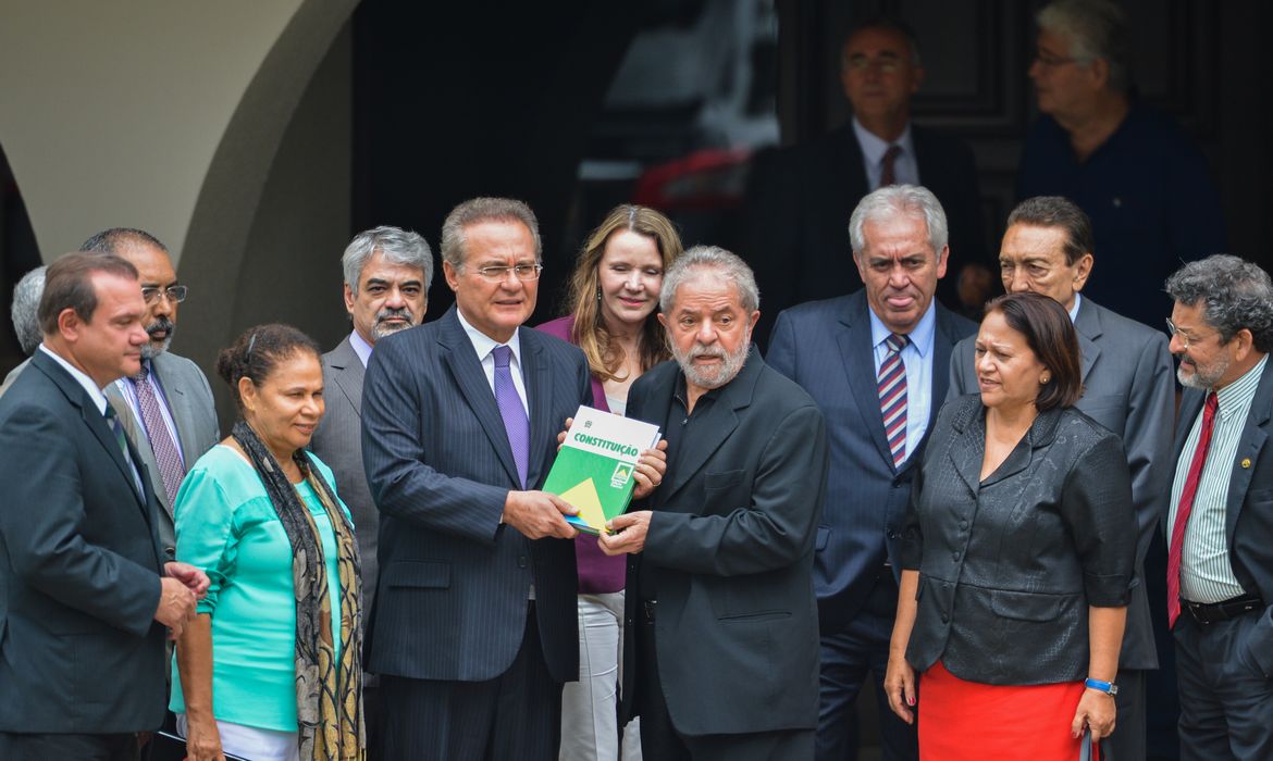O ex-presidente Luiz Inácio Lula da Silva durante encontro na residência oficial do presidente do Senado, Renan Calheiros com a presença de senadores de vários partidos da base aliada ao governo (José Cruz/Agência Brasil)