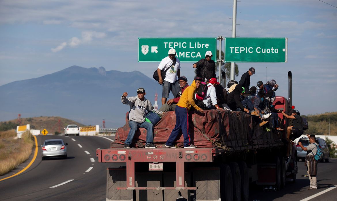 Caravana de migrantes segue para Guadalajara em viagem rumo aos