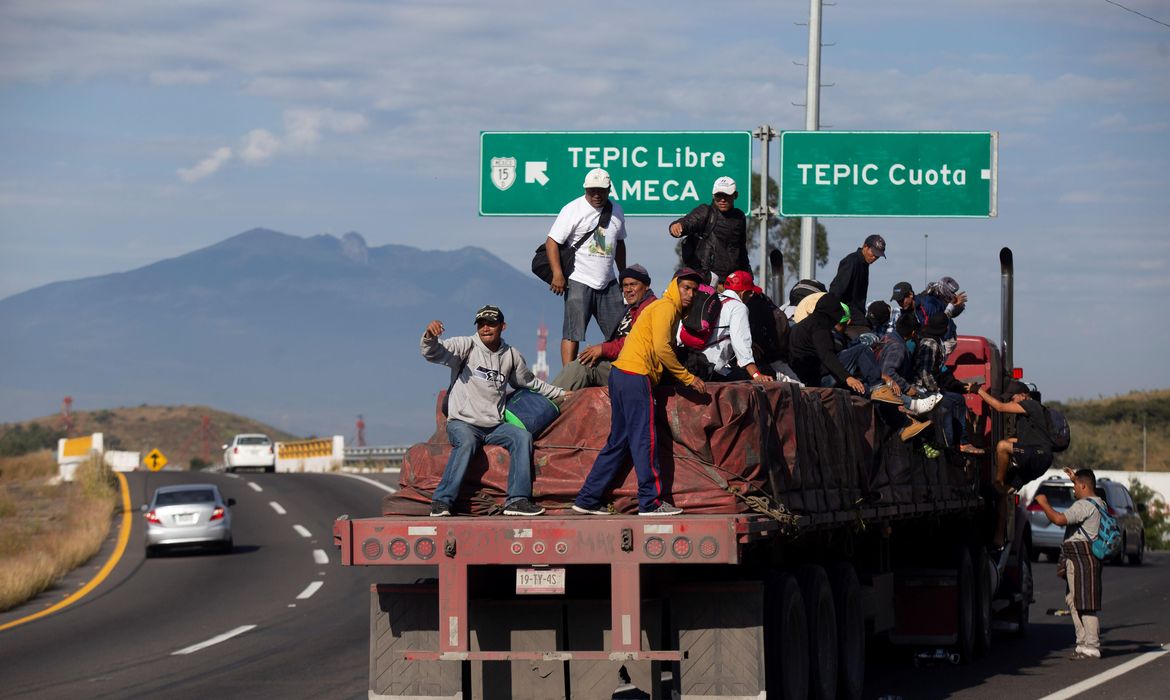 De maneira dispersa, a caravana de migrantes centro-americanos no México retomou a marcha rumo aos Estados Unidos