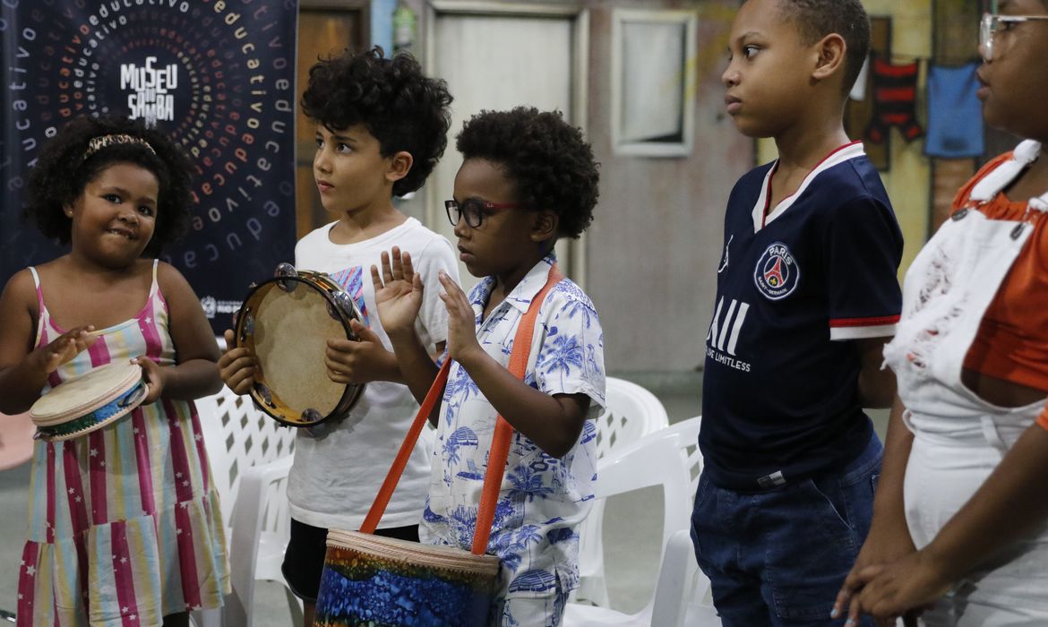 Rio de Janeiro (RJ), 25/07/2023 - O Museu do Samba, na Mangueira, recebe crianças para valorizar a cultura afro-brasileira no encontro Ação Griô, com a cantora Vera de Jesus, neta de Clementina de Jesus, e a diretora de projetos, Nilcemar Nogueira, neta de Cartola. Foto: Fernando Frazão/Agência Brasil