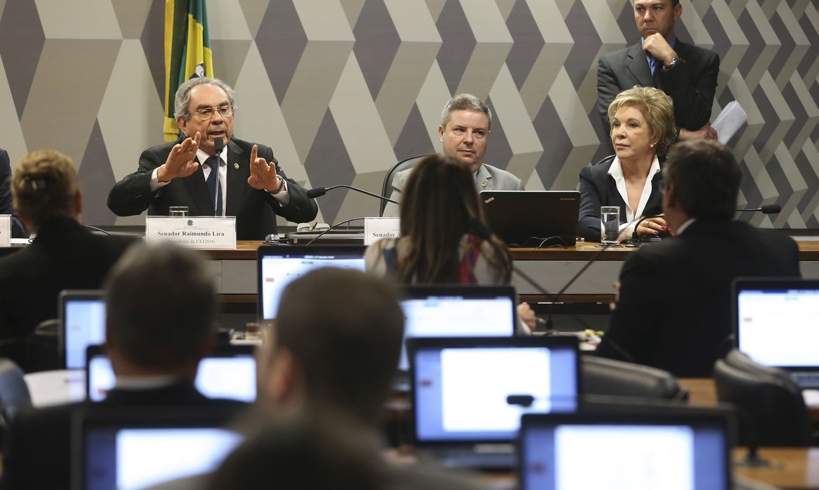 Brasília - Por 14 votos a 5, a Comissão do Especial do Impeachment do Senado aprovou o relatório do senador Antonio Anastasia (PSDB-MG), favorável ao prosseguimento do processo e ao julgamento da presidenta afastada Dilma Rousseff por crime