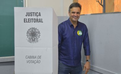 O candidato Aécio Neves vota em Belo Horizonte na Escola Estadual Governador Milton Campos (Valter Campanato/Agência Brasil)