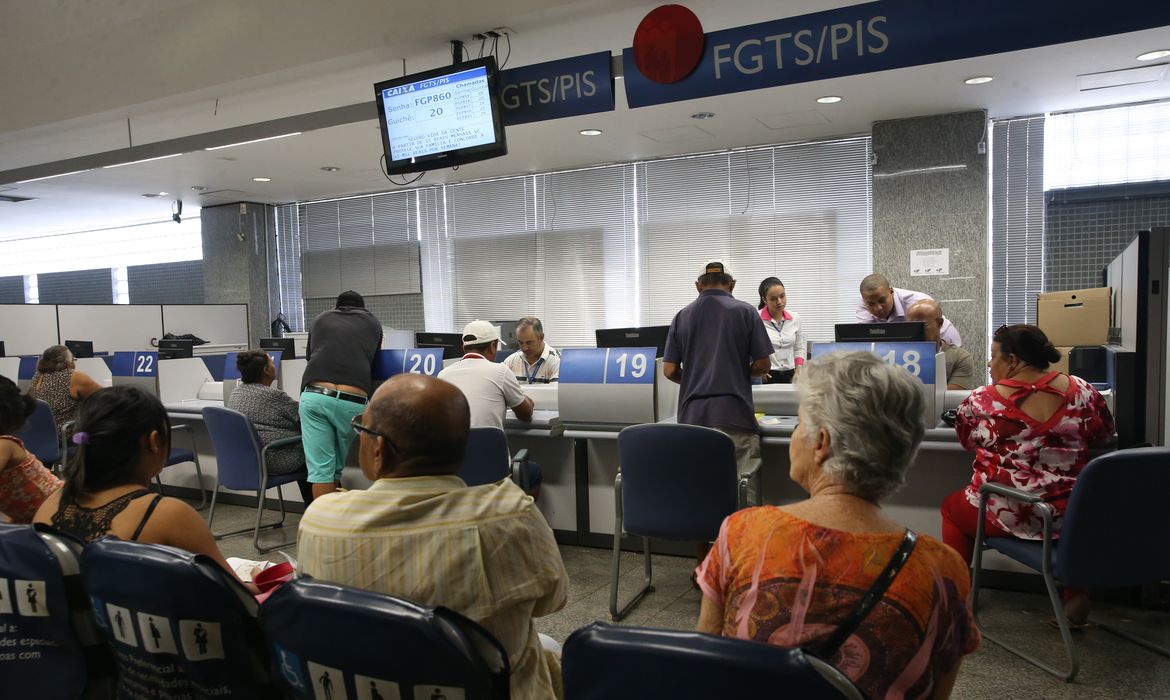 Brasília - A Caixa Econômica Federal inicia o pagamento das cotas do PIS para pessoas com idade superior a 70 anos (José Cruz/Agência Brasil)