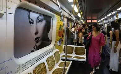 São Paulo (SP), 11/03/2025 - Exposição imersiva do Projeto Centenários em homenagem a Clarice Lispector na estação Luz do Metrô SP. Foto: Rovena Rosa/Agência Brasil