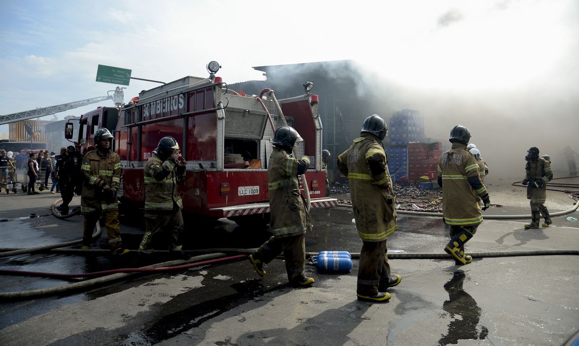 Incêndio atinge galpões da Ceasa no Rio de Janeiro