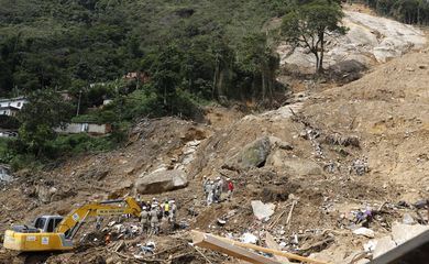 Equipes de resgate trabalham na busca por vítimas do deslizamento de terra no Morro da Oficina, dez dias após as chuvas em Petrópolis.