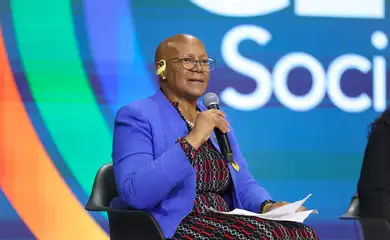 Rio de Janeiro (RJ), 15/11/2024 – A representante permanente da África do Sul junto à FAO e presidenta do Comitê de Segurança Alimentar (CSA), Nosipho Nausca-Jean Jezile durante plenária que discute Combate à fome, pobreza e desigualdades, no G20 Social no Boulevard Olímpico na zona portuária da capital fluminense. Foto: Tomaz Silva/Agência Brasil