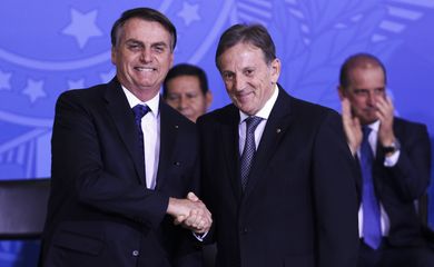 O presidente Jair Bolsonaro cumprimenta o novo presidente dos Correios, Floriano Peixoto.
