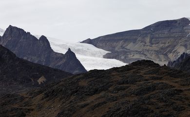 Imagem de glacial na montanha Mururata, nos Andes, Bolívia