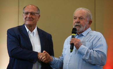 Lula e Alckmin se cumprimentam em evento em São Paulo