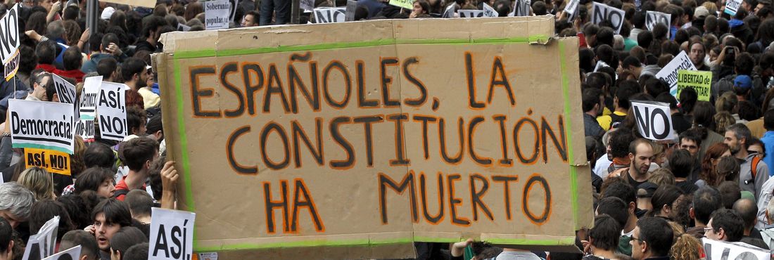 "A constituição morreu", diz cartaz em protesto na Espanha