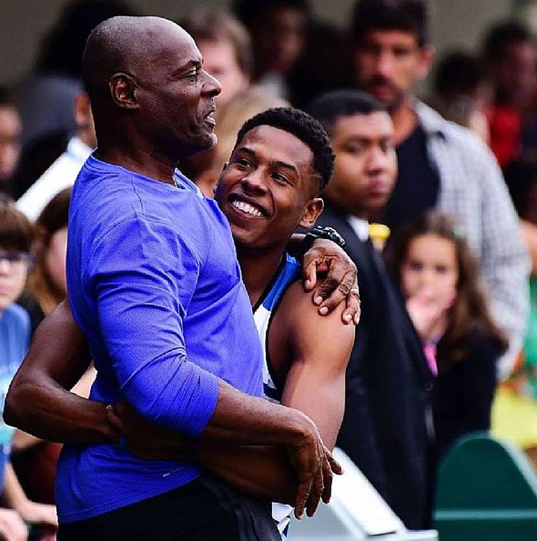 São Paulo - O ex-velocista Carlos Camilo acompanha o dia a dia da carreira de seu filho Paulo André Camilo de Oliveira, de 19 anos. Paulo André é o segundo brasileiro mais rápido da história nos 100 m, com a marca de 10.06, tempo obtido este ano