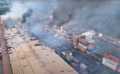 Densa fumaça sobe de uma região portuária atingida por um enorme incêndio em Bangladesh.