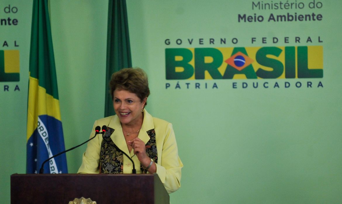 A presidenta Dilma Rousseff sanciona o novo Marco Legal da Biodiversidade em solenidade no Palácio do Planalto (José Cruz/Agência Brasil)