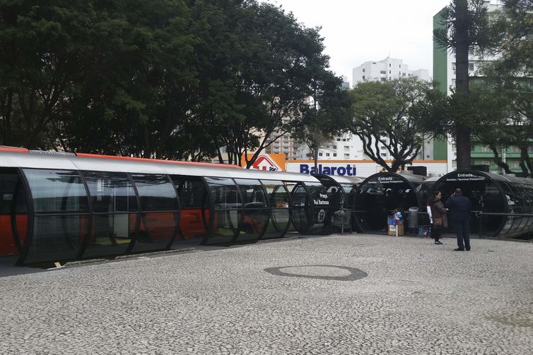 Estações-tubo na Praça Rui Barbosa, em Curitiba
