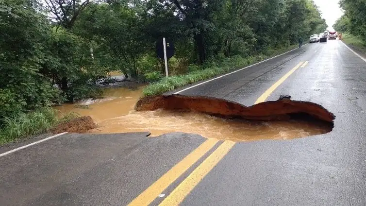 Trecho totalmente interditado da BR-349, na altura do km 831, entre Bom Jesus da Lapa e Santa Maria da Vitória, na Bahia - Departamento Nacional de Infraestrutura de Transportes - DNIT