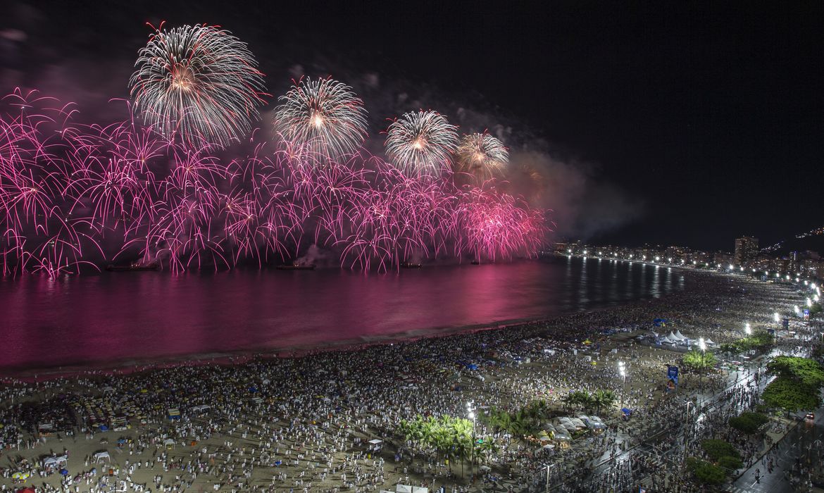 31.12.2021 - Rio de Janeiro, queima de fogos no Reveillon em Copacabana.  Foto Júlio César Guimarães/Riotur