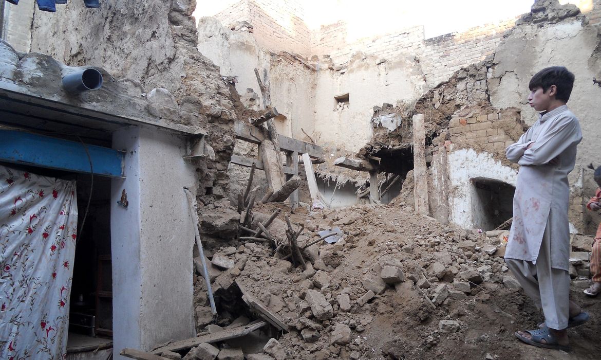 Moradores calculam prejuízos após terremoto que atingiu o Paquistão (Agência Lusa/Direitos Reservados)