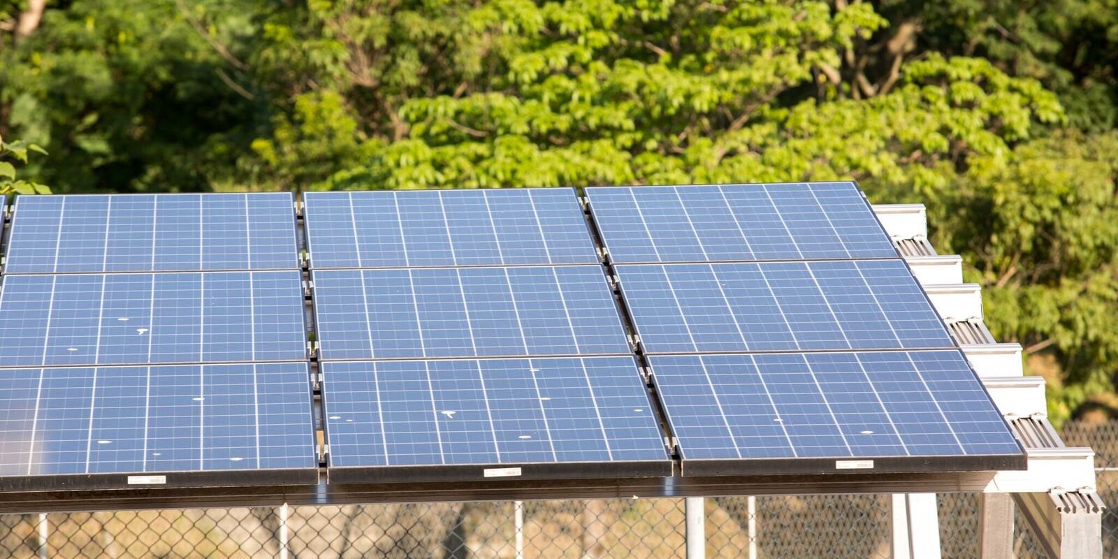 Placas de energia solar instaladas para gerar eletricidade