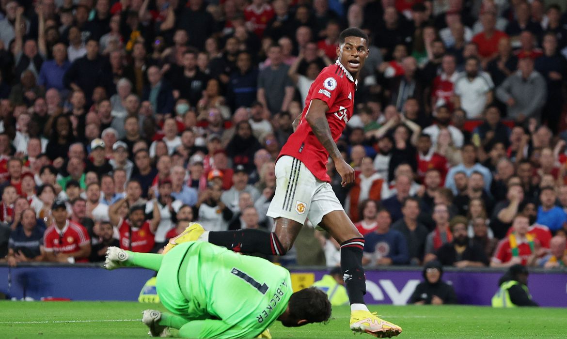 Marcus Rashford, do Manchester United, marca o segundo gol da equipe na partida contra o Liverpool em Old Trafford. REUTERS/Phil Noble