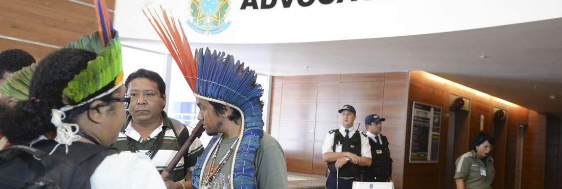 Brasília - Lideranças indígenas protocolam pedido de revogação imediata da Portaria 303, da Advocacia-Geral da União.