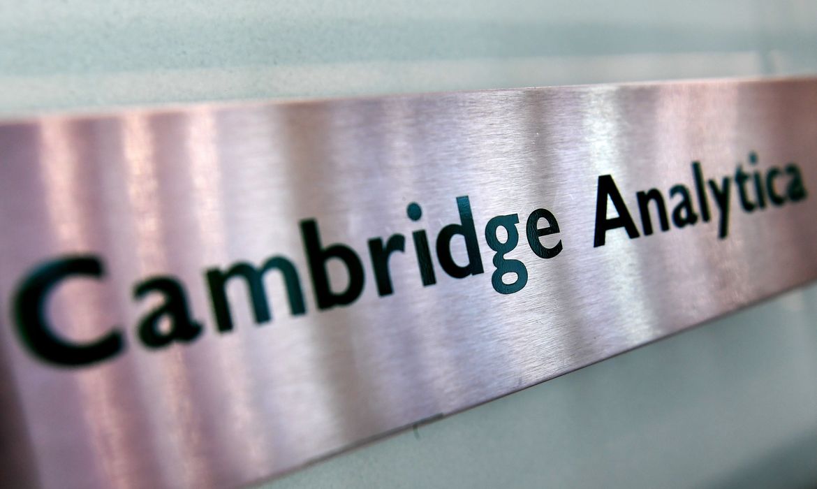 Vista da placa da sede da consultora britânica Cambridge Analytica em Londres