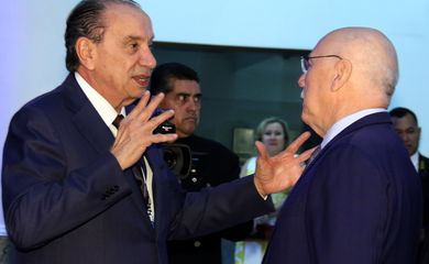 Os chanceleres do Brasil, Aloysio Nunes (E)  e seu homólogo paraguaio Eladio Loizaga, conversam em Assunção