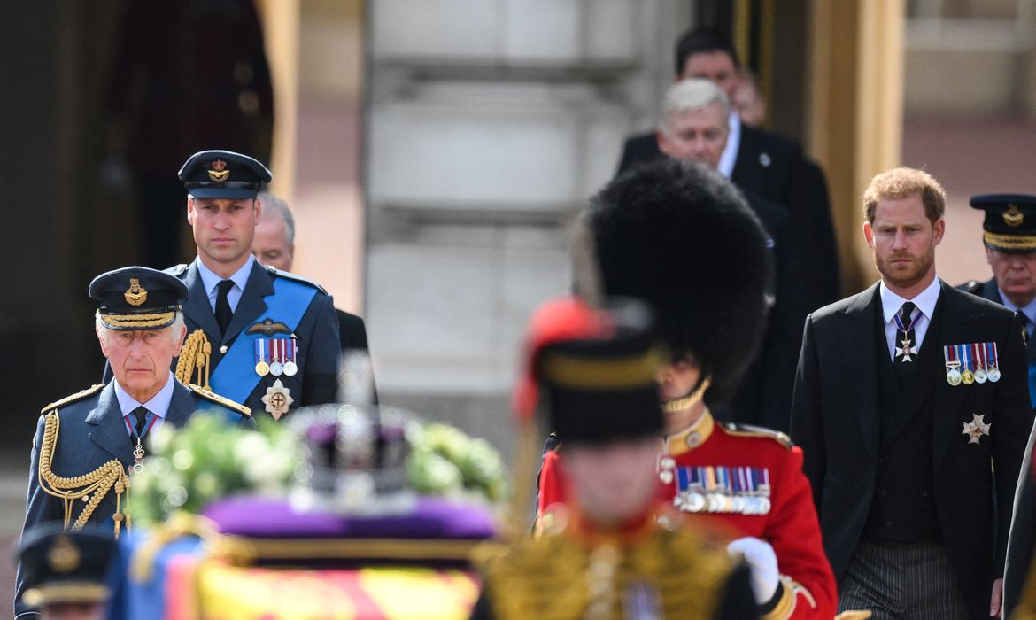 Rei Charles e filhos seguem caixão da rainha em cortejo do Palácio de Buckingham ao Parlamento