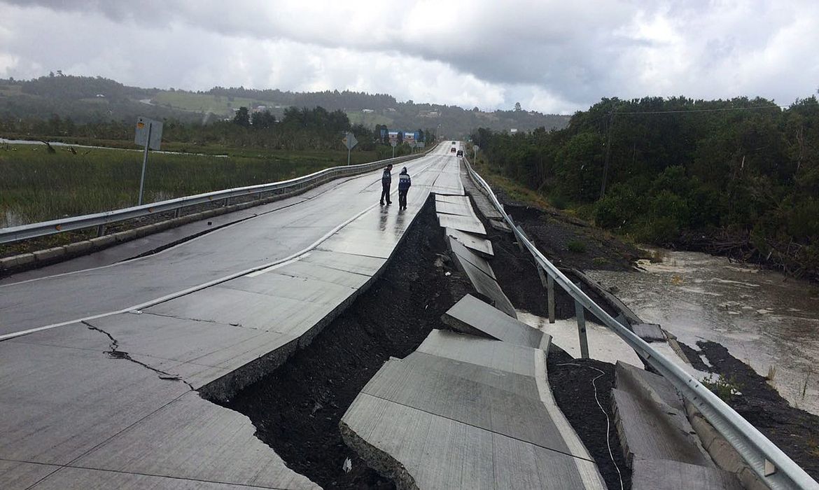 Terremoto de 7,6 graus atinge Tarahuin, na Ilha de Chiloé, ao sul de Santiago, no Chile - (EPA / Alvaro Vidal / Agência Lusa)