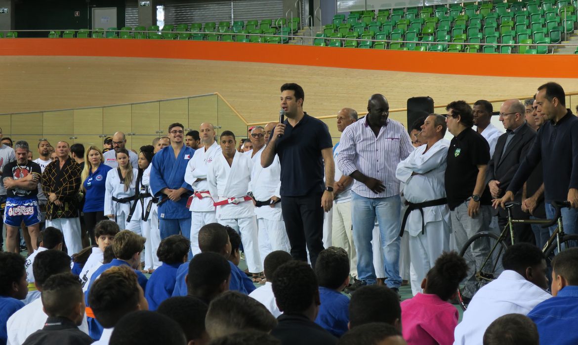Ministro do Esporte, Leonardo Picciani, participa de evento com jovens no Velódromo do Parque Olímpico