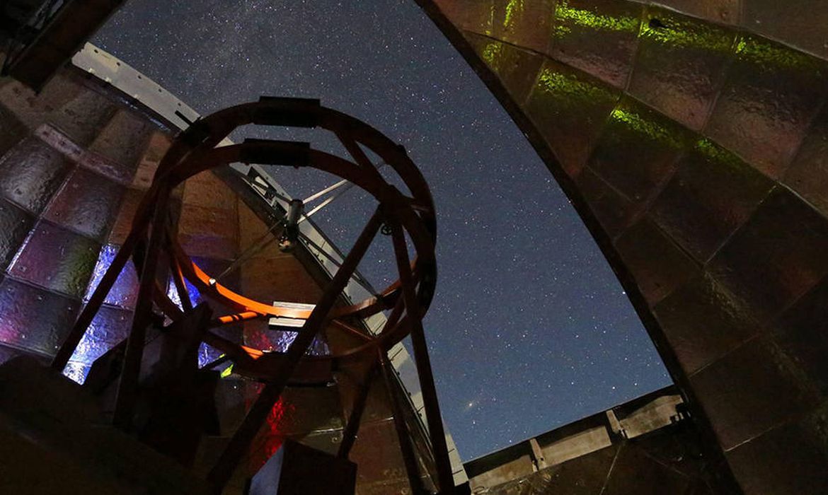 Visão de dentro da cúpula do Infrared Telescop Facility durante uma noite de observações. Equipamento será usado para medir o espectro infravermelho do asteróide 2001 FO32.
