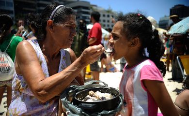 Famílias do Movimento dos Trabalhadores Sem Teto (MTST) que vivem na ocupação Zumbi dos Palmares, em São Gonçalo, fazem passeata na praia do Leblon para comemorar Dia da Consciência Negra (Fernando Frazão/Agência Brasil)