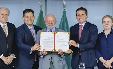 Brasília (DF), 23/04/2025 - Ministro da Justiça e Segurança Pública, Ricardo Lewandowski, Presidente do Senado, Senador Davi Alcolumbre, Presidente da República, Luiz Inácio Lula da Silva, Presidente da Câmara, Hugo Motta Ministra da SRI da Presidência da República, Gleisi Hoffmann durante entrega da PEC da Segurança Pública, no Palácio do Planalto. Foto: Ricardo Stuckert/PR