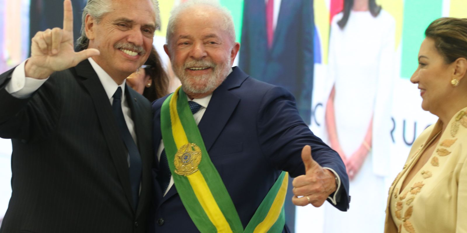 Lula chega à Argentina para 1ª viagem internacional