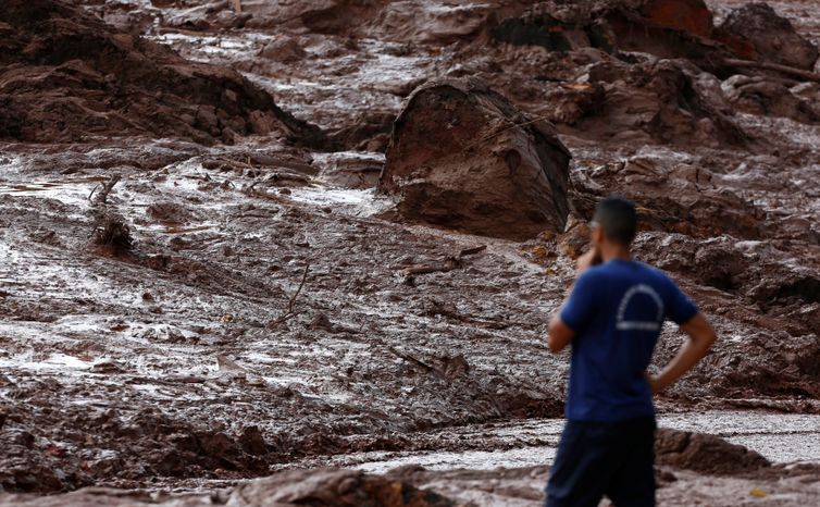 A rescue worker looks at mud after a dam owned by Brazilian miner Vale SA that burst, in Brumadinho, Brazil January 26, 2019. REUTERS/Adriano Machado