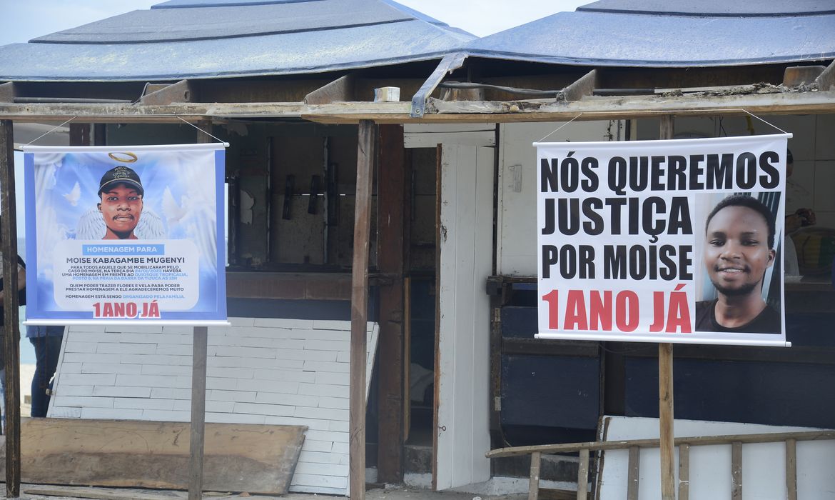 Ato em memória do congolês Moïse Kabagambe é realizado no quiosque onde ele morreu após ser espancado, na Barra da Tijuca, na zona oeste do Rio de Janeiro