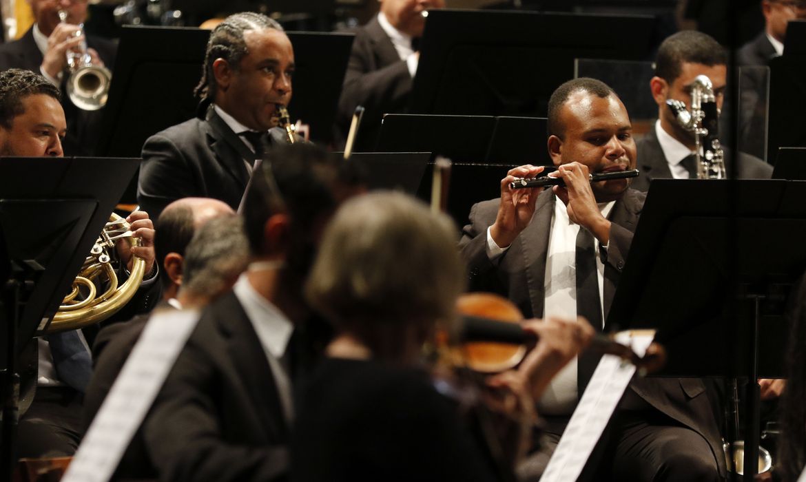 Apresentação da Orquestra Sinfônica Nacional da UFF durante concerto comemorativo dos 100 anos do rádio no Theatro Municipal do Rio de Janeiro