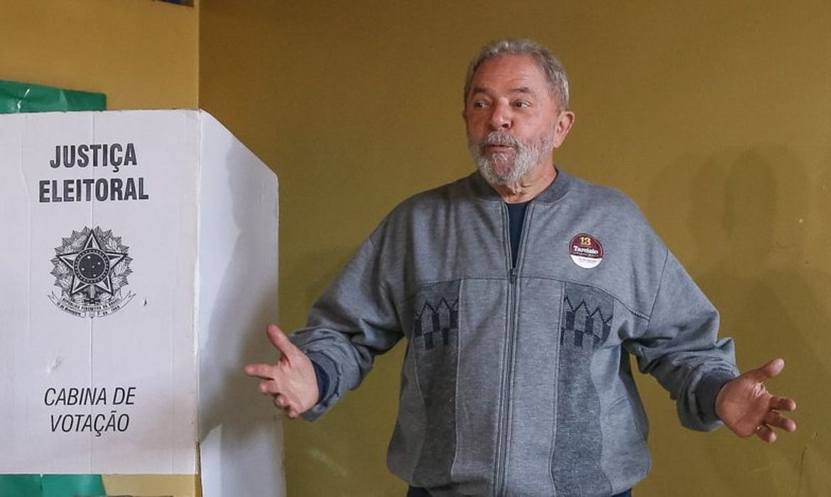 Ex-presidente Lula vota no primeiro turno das eleições municipais 2016, na Escola João Firmino Correia de Araújo, em São Bernardo do Campo (Ricardo Stuckert/Instituto Lula)